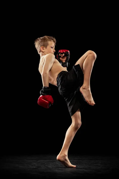 戦うんだ 黒を背景に 就学前の男の子 スポーツショットや手袋のトレーニングだけでかわいい子供のスタジオショット スポーツ 挑戦の概念におけるママの初心者戦闘機 広告のコピースペース — ストック写真