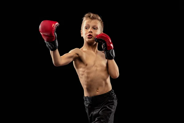 Estudio Tiro Niño Preescolar Lindo Niño Tiros Deportivos Guantes Entrenamiento —  Fotos de Stock