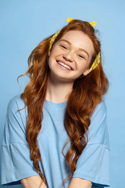 幸せな若い赤毛の女の子 学生笑顔と青いスタジオの背景に隔離されたカメラを見て 人間の感情 表情の概念 トレンディな色 若者文化 スペースのコピー — ストック写真