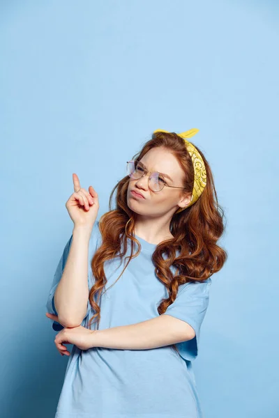 Ideen Ernste Junge Rothaarige Mädchen Studentin Posiert Isoliert Auf Blauem — Stockfoto