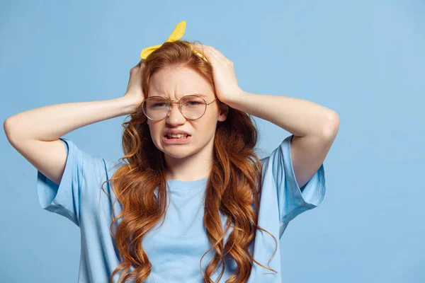 害怕的年轻红头发女孩 学生在蓝色工作室背景下摆出孤立的姿势 人类的情感 面部表情的概念 流行的颜色 青少年文化 广告的复制空间 — 图库照片