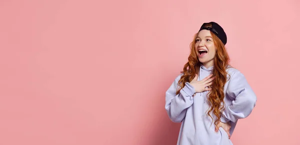 후드를 그리고 분홍색 스튜디오 배경에서 고립된 선풍적 젊음의 광고용 — 스톡 사진