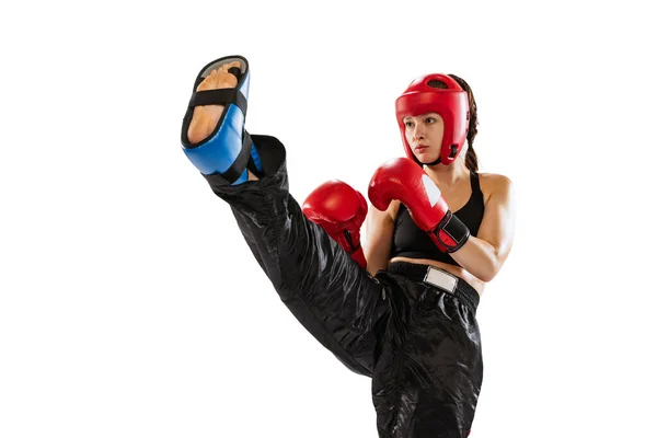 Крупный План Женщины Боксер Боксёрских Перчатках Шлем Тренировки Изолированы Белом — стоковое фото