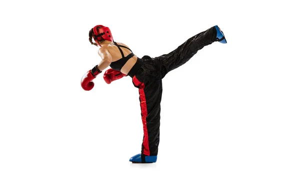 Pontapé Alto Uma Boxeadora Feminina Luvas Boxe Treinamento Capacete Isolada — Fotografia de Stock