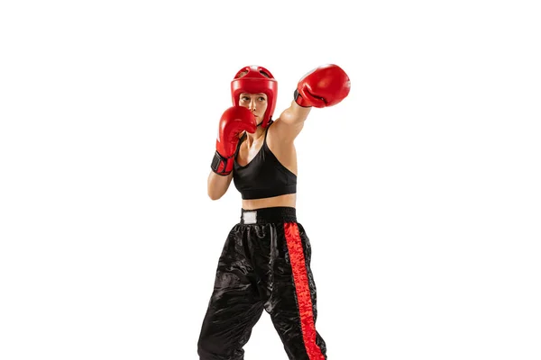 パンチだ 白いスタジオの背景に隔離されたボクシングの手袋とヘルメットのトレーニングでプロのボクサー スポーツ 成功の概念 ボクシングを練習しているスポーツ女性 — ストック写真