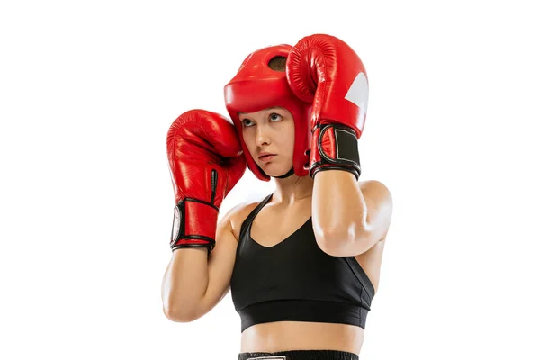 Половинный Портрет Профессиональной Женщины Боксера Спортивном Защитном Снаряжении Позирует Изолированно — стоковое фото