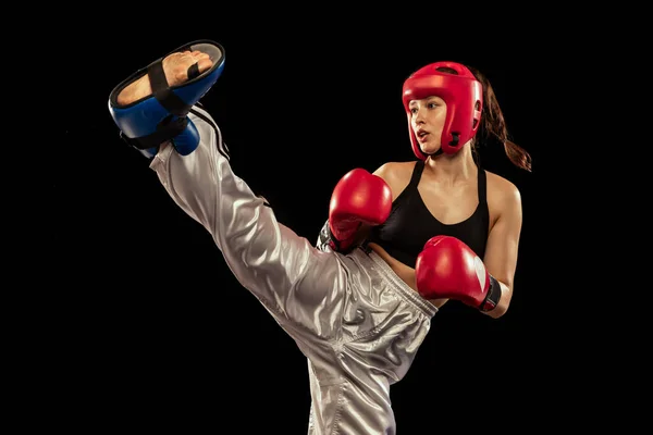 Acção Mulher Esportiva Boxeador Profissional Luvas Boxe Treinamento Capacete Isolado — Fotografia de Stock