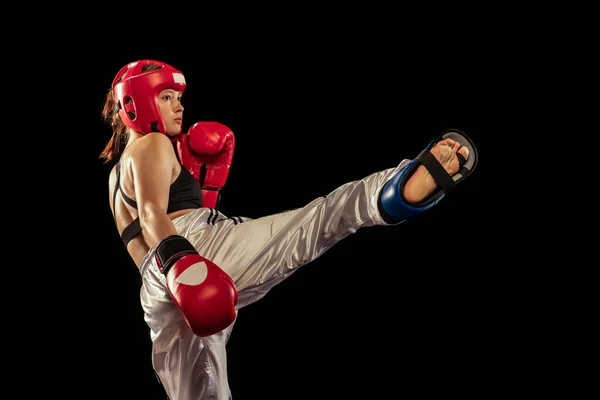 Una Patada Alta Atractivo Boxeador Femenino Guantes Boxeo Entrenamiento Casco — Foto de Stock