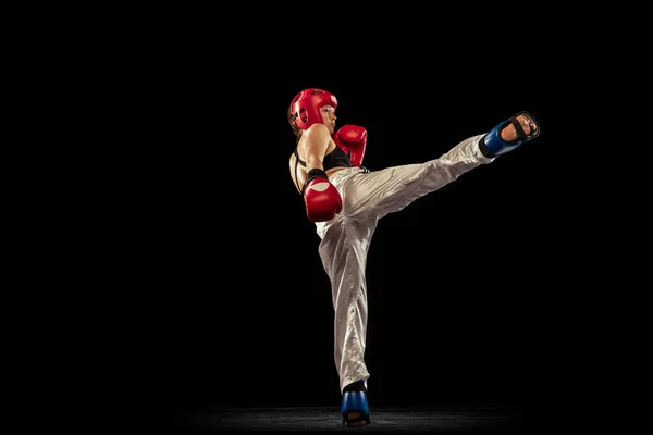 Acção Mulher Esportiva Boxeador Profissional Luvas Boxe Treinamento Capacete Isolado — Fotografia de Stock