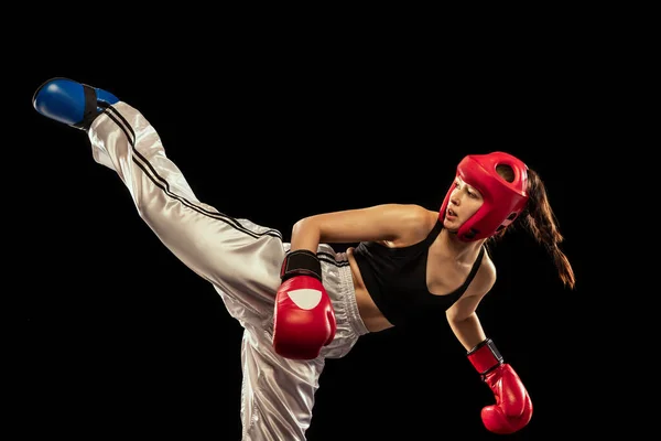 Mocny Kopniak Atrakcyjny Bokser Kobiecy Rękawiczkach Bokserskich Treningu Kasku Izolowany — Zdjęcie stockowe