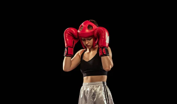 暗い背景に隔離されたポーズスポーツ保護機器のプロの女性ボクサーの半長の肖像画 スポーツ 成功の概念 バナー広告用ポスター — ストック写真