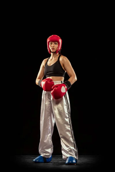 Parece Concentrado Retrato Boxeadora Profesional Equipo Protección Deportiva Posando Aislada — Foto de Stock