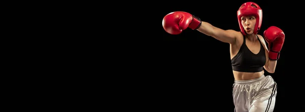 Flyer Mit Jungen Boxerinnen Boxhandschuhen Und Helmtraining Isoliert Auf Dunklem — Stockfoto