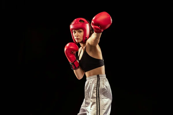 Ataque Rápido Boxeadora Femenina Guantes Boxeo Entrenamiento Casco Aislado Sobre —  Fotos de Stock
