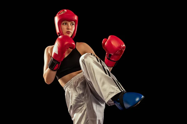 Kniestoß Boxerin Boxhandschuhen Und Helmtraining Isoliert Auf Dunklem Hintergrund Sport — Stockfoto