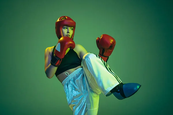 Pontapé Joelho Boxer Feminino Flexível Luvas Boxe Capacete Praticando Isolado — Fotografia de Stock