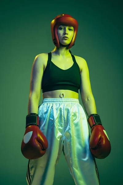 Champion Professionelle Boxerin Sportschutzausrüstung Posiert Isoliert Auf Cyanfarbenem Studiohintergrund Neon — Stockfoto