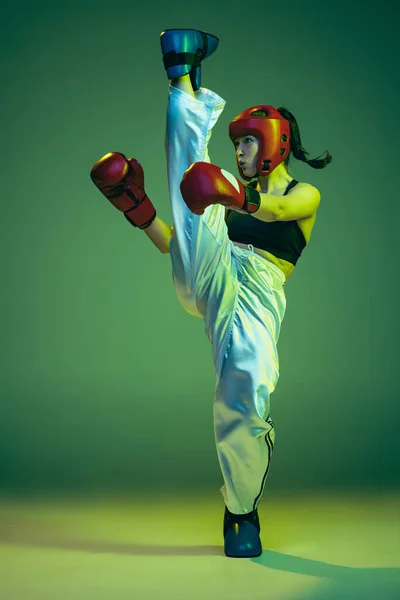 Alongamento Boxer Feminino Flexível Luvas Boxe Capacete Praticando Isolado Fundo — Fotografia de Stock