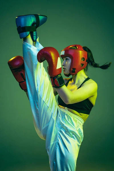 Primer Plano Joven Kickboxer Femenino Guantes Boxeo Casco Practicando Aislado — Foto de Stock