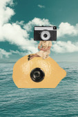 Koláž současného umění. Stylová žena s retro kamerou hlavy plavat na citronu do oceánu. Dovolená v létě. Party nálada. Pojem surrealismus, kreativita, inspirace. Moderní tvorba