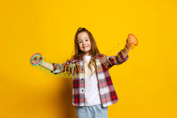 Vrijetijdsbesteding Gelukkig Klein Meisje Kind Met Warm Geruite Hemd Geïsoleerd — Stockfoto