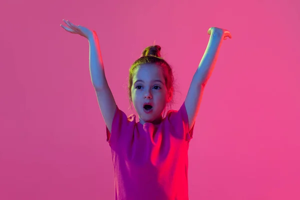 Дитячі Емоції Портрет Милої Маленької Дівчинки Дитина Рожевій Футболці Позує — стокове фото