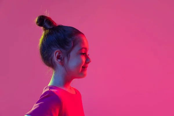 Visão Perfil Linda Menina Criança Vestindo Camiseta Rosa Posando Isolada — Fotografia de Stock