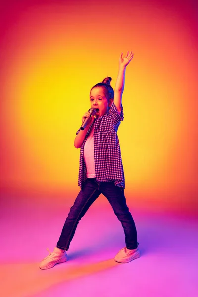 Seperti Penyanyi Gadis Kecil Yang Lucu Anak Laki Laki Mengenakan — Stok Foto