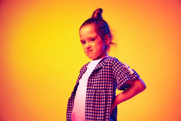 Vervelend Klein Meisje Kind Poseren Geïsoleerd Geel Rode Achtergrond Neon — Stockfoto
