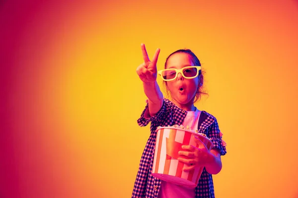 Siegeszeichen Ein Fröhliches Kleines Mädchen Schüler Mit Brille Und Einem — Stockfoto