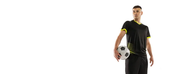 带着职业男足球员的传单 身穿黑色足球套件 在白色工作室背景上与球隔离 体育概念 男性爱好 — 图库照片