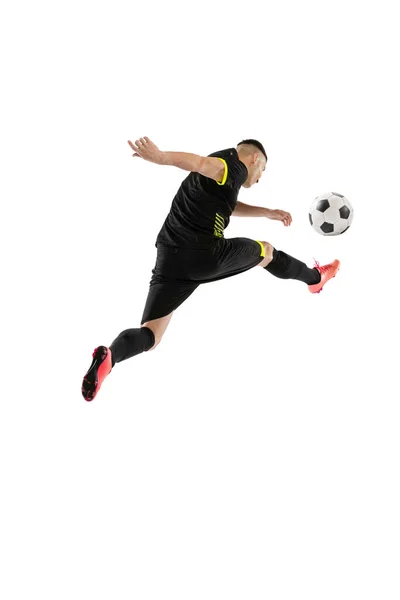 Schop Dynamisch Portret Van Professionele Mannelijke Voetbalspeler Training Geïsoleerd Witte — Stockfoto