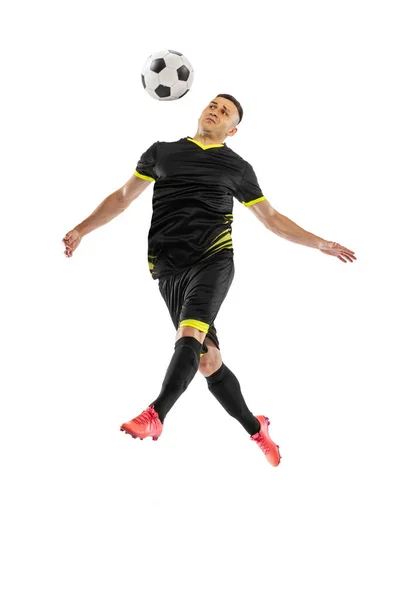 白いスタジオの背景に隔離されたプロの男性サッカー選手のトレーニングのダイナミックな肖像画 スポーツ ワールドカップの概念 黒サッカーを着たスポーツマン — ストック写真