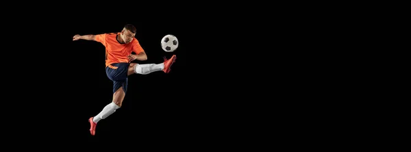 Potret Dinamis Pemain Sepak Bola Pria Profesional Yang Bergerak Terisolasi — Stok Foto