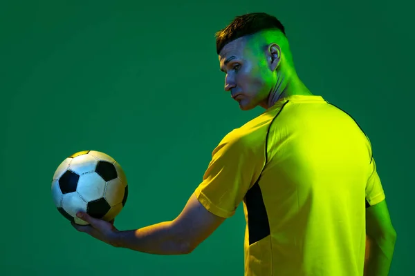 Meio Comprimento Jogador Futebol Masculino Profissional Segurando Bola Isolada Fundo — Fotografia de Stock