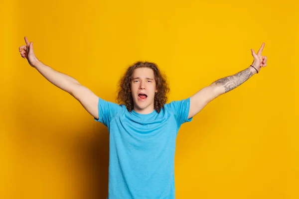 Gritos Homem Bonito Jovem Com Cabelo Encaracolado Longo Posando Isolado — Fotografia de Stock