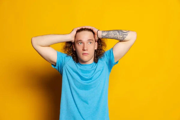Ratlosigkeit Junger Gutaussehender Mann Mit Langen Lockigen Haaren Posiert Isoliert — Stockfoto