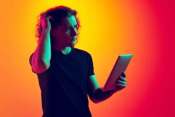 Fernbedienung Emotionaler Mann Student Mit Langen Lockigen Haaren Tablet Isoliert — Stockfoto