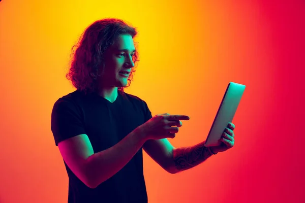 Homem Emotivo Estudante Com Cabelos Longos Encaracolados Usando Tablet Isolado — Fotografia de Stock