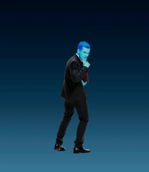 Yeni Nesil Hologramı Olan Genç Adamı Onun Yerine Koyu Mavi — Stok fotoğraf