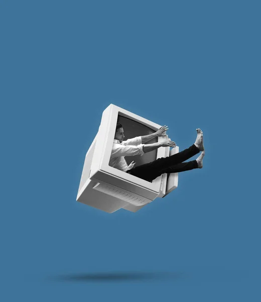 Ретро Монитор Компьютера Затягивает Человека Себя Синем Фоне Коллаж Современного — стоковое фото