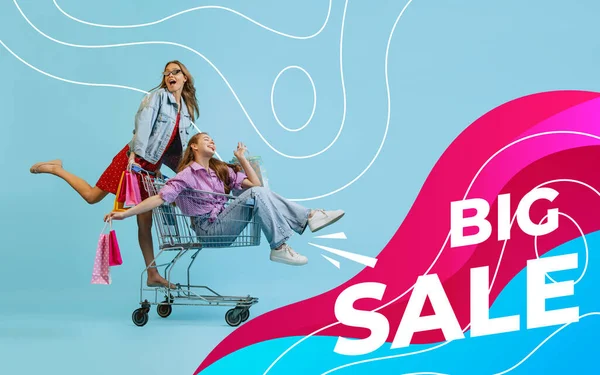 大甩卖有创意的海报 传单与两个快乐的女孩与购物袋骑在购物车独立的抽象背景 销售概念 黑色星期五 杂志风格 — 图库照片