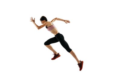 Beyaz stüdyo arka planında yalnız koşan beyaz bir kadın. Bir bayan koşucu ya da koşucu. Spor, atletizm, yarışma konsepti. İlan, metin için boşluk kopyala