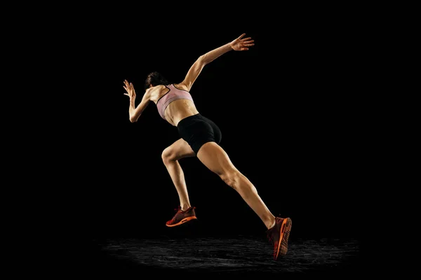 Vista Posterior Una Joven Musculosa Corriendo Aislada Sobre Fondo Negro — Foto de Stock