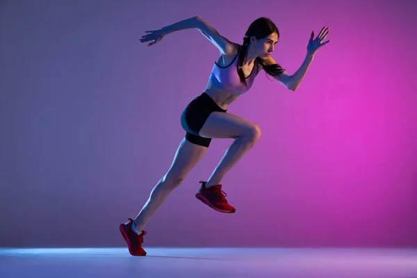 Actie Een Jong Gespierd Meisje Vrouwelijke Hardloper Jogger Training Geïsoleerd — Stockfoto