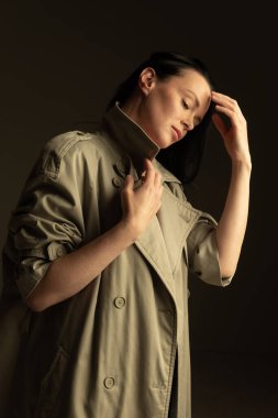 Rüyalar. Uzun siyah, parlak saçlı, esmer bir orta yaşlı kadın. Canlı portre, güzellik, moda kavramı. Uzun siyah saçlı bir model. İlan için alanı kopyala