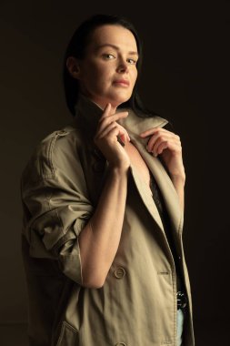 Kendine güven. Uzun siyah, parlak saçlı, esmer bir orta yaşlı kadın. Canlı portre, güzellik, moda kavramı. Uzun siyah saçlı bir model. İlan için alanı kopyala