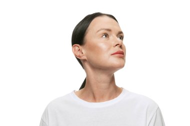 Orta yaşlı, beyaz arka planda iyi korunmuş beyaz tenli beyaz bir kadın. Kozmetik, spa, yaşla ilgili değişiklikler, yüz gerdirme ve cilt bakımı konsepti. Çıplak makyajlı bir model