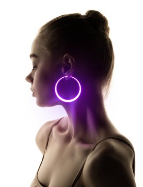 Çember olun. Neon aksesuarlı, aydınlık arka planda izole edilmiş mücevherleri olan çekici bir kızın yaratıcı portresi. Güzellik kavramı, dijital moda tarzı, yaratıcılık, dijitalleştirme, teknoloji çağı, bilişim