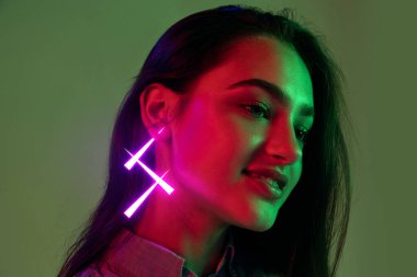 Zigzag. Moda aksesuarları olan genç bir kızın yaratıcı portresi, hafif arka planda izole edilmiş mücevherler. Güzellik kavramı, dijital moda tarzı, yaratıcılık, dijitalleştirme, teknoloji çağı, bilişim